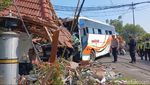 Bus Tabrak Pemotor dan Pos JPL di Pasuruan