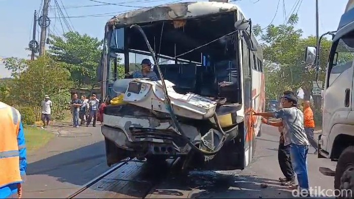 Bus Jawa Indah Transindo menabrak pemotor lalu menghantam pos jalur perlintasan langsung (JPL) di Jalan Raya Mangkrengan, Grati, Pasuruan