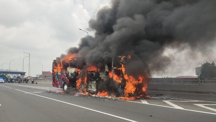 Keajaiban Tol Priok: Bus Terbakar dengan 54 Penumpang Berhasil Diselamatkan