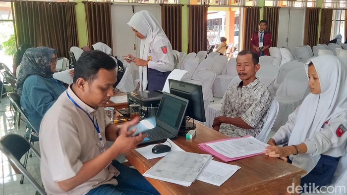 Calon siswa jalur afirmasi mengikuti pembuatan akun di SMAN 1 Klaten.