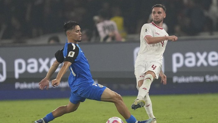 Indonesias Calvin Verdonk, right, battles for the ball against Philippines Dylan Demuynck during the World Cup 2026 second round qualifier Group F Asia soccer match between Indonesia and the Philippines at Gelora Bung Karno Stadium in Jakarta, Indonesia, Tuesday, June 11, 2024. (AP Photo/Tatan Syuflana)