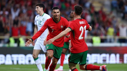Soccer Football - International Friendly - Portugal v Ireland - Aveiro Municipal Stadium, Aveiro, Portugal - June 11, 2024 Portugals Cristiano Ronaldo celebrates scoring their third goal with Diogo Jota REUTERS/Rodrigo Antunes