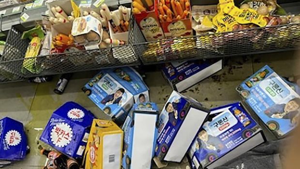 Dalam foto yang disediakan oleh Markas Besar Keselamatan Kebakaran Jeonbuk Korea Selatan, produk-produk berserakan di lantai sebuah toko serba ada setelah gempa bumi di Buan, Korea Selatan, Rabu, 12 Juni 2024. Gempa bumi memecahkan jendela dan menyebabkan kerusakan kecil lainnya di tempat penangkapan ikan. komunitas di barat daya Korea Selatan pada hari Rabu, tetapi tidak ada korban cedera yang dilaporkan. (Jeonbuk Fire Safety Headquarters via AP)