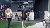 Kegemaran Ditto minum kopi ternyata dianggap serius. Di daur rumah sekaligus barnya itu ia memiliki berbagai alat penyeduh kopi sendiri. Foto: YouTube/Taulany TV