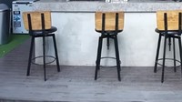 Di mini bar sekaligus dapur rumah tersebut hanya ada tiga kursi yang diletakkan. Mengingat saat ini anggota keluarga Ditto-Ayudia baru bertiga saja. Foto: YouTube/Taulany TV