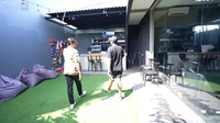 Ditto yang menyambut Andre dengan hangat tak keberatan untuk mengajak House Tour atau berkeliling rumahnya. Salah satu yang unik di kediaman ini adalah dapurnya. Foto: YouTube/Taulany TV