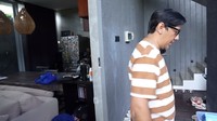 Tampak kulkas yang penuh tempelan menjadi wadah bagi keluarga ini untuk menciptakan seninya. Ada juga meja keluarga sederhana yang pas untuk bertiga. Foto: YouTube/Taulany TV
