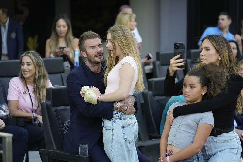 David Beckham dan Harper Seven David Beckham duduk bersama putrinya Harper sebelum pertandingan sepak bola MLS antara tim Inter Miami melawan St. Louis City di Fort Lauderdale, Florida.