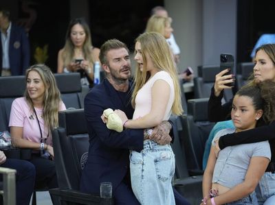 8 Potret Kedekatan David Beckham & Putrinya Harper, Ada yang Jadi Kontroversi
