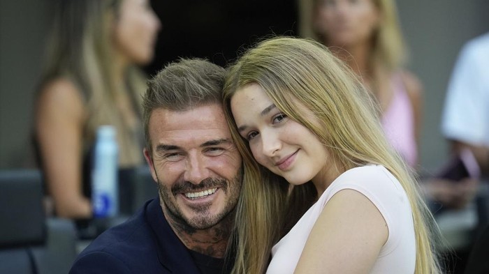 David Beckham duduk bersama putrinya Harper sebelum pertandingan sepak bola MLS antara tim Inter Miami melawan St. Louis City di Fort Lauderdale, Florida.
