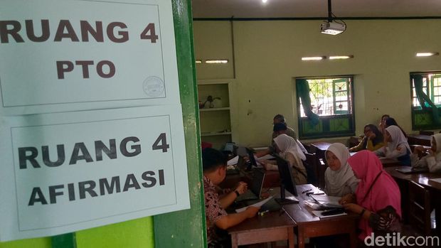 Dibantu petugas SMKN 3 Klaten, orang tua membuat akun dan aktivasi.