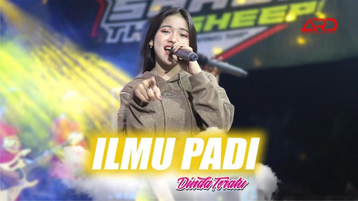 Dinda Teratu menyanyikan lagu Ilmu Padi.