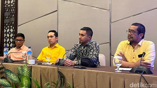 Direktur LSI Denny JA, Aji Alfarabi, saat konferensi pers di Santika Hotel Mataram, Rabu (12/6/2024). (Lalu Helmy Akbar/detikBali