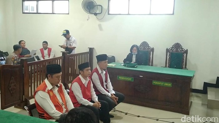 Dua oknum polisi yang terlibat narkoba divonis 1 tahun penjara.