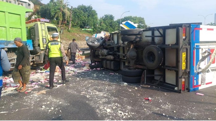 Dump Truk Vs Mobil  Box Pengangkut Es Krim