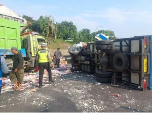 Dump Truck Vs Mobil Boks Es Krim Kecelakaan di Tol JORR, Muatan Berceceran