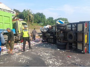 Dump Truck Vs Mobil Boks Es Krim Kecelakaan di Tol JORR, Muatan Berceceran