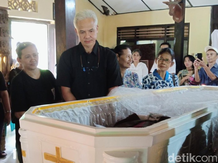 Ganjar Pranowo melayat ke rumah duka tokoh PDIP Purworejo, Albertus Sumbogo, di Desa Singkil Wetan, Kecamatan Ngombol, Kabupaten Purworejo, Rabu (12/6/2024).