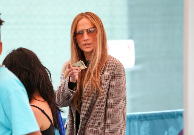Kemunculan JLo ini tak lama setelah ia mengumumkan pembatalan konsernya. Belakangan juga santer terdengar kabar rumah tangganya bersama Ben Affleck yang baru seumur jagung retak. (Foto: Bellocqimages/Bauer-Griffin/GC Images)
