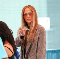 Kemunculan JLo ini tak lama setelah ia mengumumkan pembatalan konsernya. Belakangan juga santer terdengar kabar rumah tangganya bersama Ben Affleck yang baru seumur jagung retak. (Foto: Bellocqimages/Bauer-Griffin/GC Images)