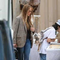 Ia juga menghiasi gayanya dengan kacamata hitam bergaya aviator. Namun, aksesori sesungguhnya yang menyempurnakan look JLo kala itu adalah tas yang ditentengnya. (Foto: Bellocqimages/Bauer-Griffin/GC Images)