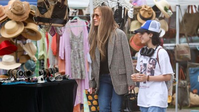 8 Gaya JLo Belanja di Pasar Loak saat Drama Keluarga, Tenteng Hermes
