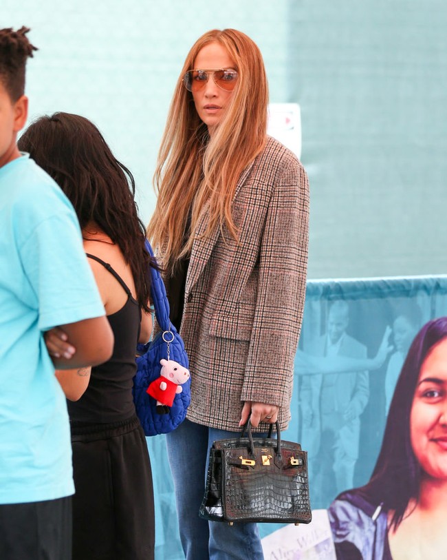 Seorang sumber yang melihat JLo dan Emme di pasar loak mengatatakan penyanyi yang juga aktris itu tampak tidak terlalu ceria. Namun sesekali JLo merangkul sang putri dan memberikan senyum terbaiknya. (Foto: Bellocqimages/Bauer-Griffin/GC Images)