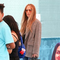 Seorang sumber yang melihat JLo dan Emme di pasar loak mengatatakan penyanyi yang juga aktris itu tampak tidak terlalu ceria. Namun sesekali JLo merangkul sang putri dan memberikan senyum terbaiknya. (Foto: Bellocqimages/Bauer-Griffin/GC Images)