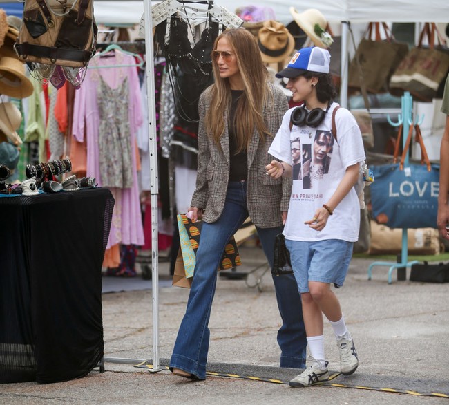 Jennifer Lopez (JLo) punya cara tersendiri untuk menikmati quality time bersama anaknya. Baru-baru ini, mereka kedapatan menyambangi sebuah pasar loak di Los Angeles, Los Angeles, AS. (Foto: Bellocqimages/Bauer-Griffin/GC Images)