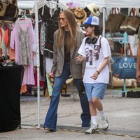 Jennifer Lopez (JLo) punya cara tersendiri untuk menikmati quality time bersama anaknya. Baru-baru ini, mereka kedapatan menyambangi sebuah pasar loak di Los Angeles, Los Angeles, AS. (Foto: Bellocqimages/Bauer-Griffin/GC Images)