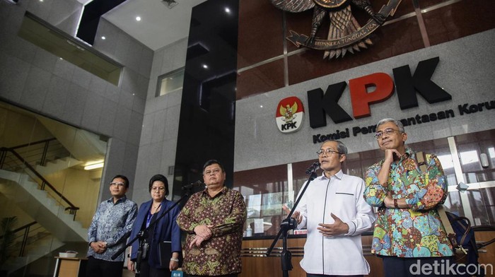 Gelar Audiensi, Pansel KPK Datangi Gedung Merah Putih Ketua Panitia Seleksi KPK Yusuf Ateh dan anggota pansel KPK memberi pernyataan pers bersama Wakil Ketua KPK Alexander Marwata di Gedung Merah Putih KPK, Jakarta, Rabu (12/6/2024). Pansel KPK bertemu pimpinan KPK untuk mendengar berbagai aspek pemberantasan korupsi.