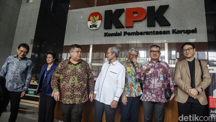 Ketua Panitia Seleksi KPK Yusuf Ateh dan anggota pansel KPK memberi pernyataan pers bersama Wakil Ketua KPK Alexander Marwata di Gedung Merah Putih KPK, Jakarta, Rabu (12/6/2024). Pansel KPK bertemu pimpinan KPK untuk mendengar berbagai aspek pemberantasan korupsi.