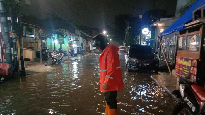 **Hujan Deras dan Rob Melumpuhkan Dua Jalur Utama di Jakarta**