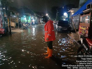 2 Ruas Jalan di Jakarta Sempat Tergenang Akibat Hujan Deras dan Rob