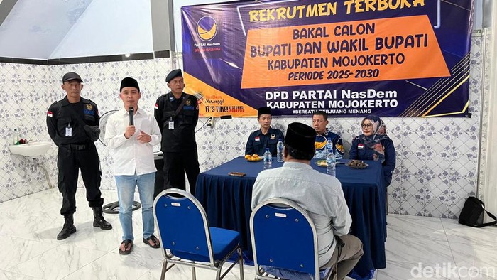 Gus Barra (kemeja putih) saat melamar untuk diusung NasDem