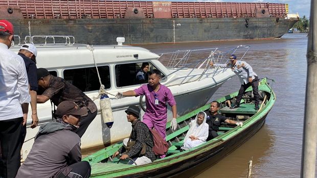 Hadijah (51) (baju putih) orang dengan gangguan jiwa (ODGKJ) yang pasungnya dilepas oleh Mensos Tri Rismaharini (Risma) di Kabupaten Barito Kuala, Kalimantan Selatan (Kalsel).