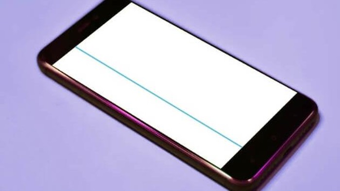 Tanda-tanda HP rusak kena LCD-nya. Kalau rusaknya seperti ini, mungkin LCD kamu harus segera diganti.