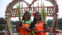 Mereka memanfaatkan Waduk Elok untuk membudidayakan padi apung dengan jenis IR.