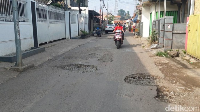 Jalan Margaluyu Bandung rusak.