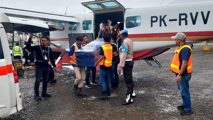 Jenazah korban penembakan KKB di Paniai diterbangkan ke Makassar.