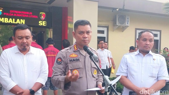 Kabid Humas Polda Sumut Kombes Hadi Wahyudi saat merilis kasus pencurian sawit (Finta Rahyuni/detikcom)