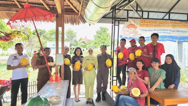Kajari Luwu Timur, Yadyn (memakai kemeja cokelat) saat panen Kampung Pangan Adhyaksa(dok.pri)