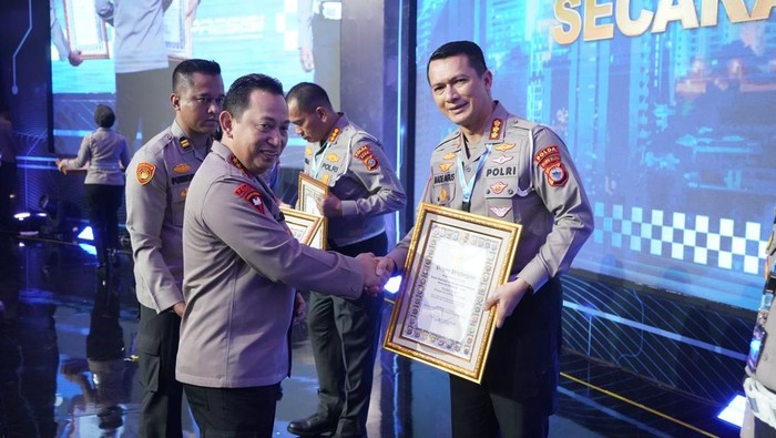 Kapolri Jenderal Listyo Sigit Prabowo menyerahkan penghargaan kepada Dirlantas Polda Sulsel Kombes I Made Agus Prasatya.