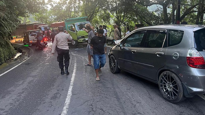 Anggota Polsek Rendang saat melakukan olah TKP di Banjar Dinas Langsat, Desa/Kecamatan Rendang, Kabupaten Karangasem, Bali, Selasa (11/6/2024) sore.