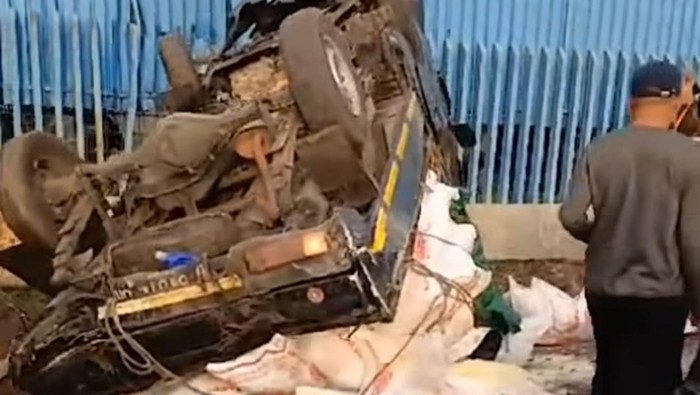 Kecelakaan lalu lintas melibatkan mobil pikap dan truk semen terjadi di Jl Raya Jonggol-Cileungsi, Jonggol, Bogor, Jabar. Mobil pikap ditabrak hingga terguling. (dok Ist)