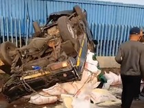 Tabrak Separator, Pikap Sayur Terguling lalu Ditabrak Kontainer di Jakbar