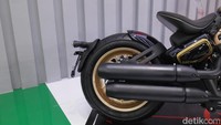 Napoleonbob 500 punya ukuran roda besar untuk menunjukkan kesan gagah, kemudian knalpotnya dual-selongsong yang dirancang rata dan terhubung. Setangnya dibuat rendah dengan sepasang spion model jalu. Foto: Septian Farhan Nurhuda/detik.com