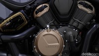 Tunggangan anyar itu menggendong mesin V-Twin 475cc delapan-klep berpendingin cairan dengan muntahan tenaga 37 kw dan torsi 42 Nm. Sementara transmisinya manual enam-percepatan dengan teknologi assist and slipper clutch. Foto: Septian Farhan Nurhuda/detik.com