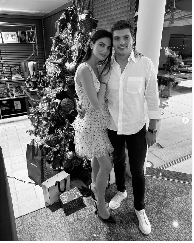 Unggahan Kelly Piquet ini mendapat banyak dukungan netizen termasuk kekasihnya Max Verstappen. Pembalap F1 itu secara terbuka mendukung Piquet. Ini harus dihentikan. Tuduhan palsu oleh individu tertentu di Instagram dan TikTok ini gila dan konyol pada saat yang sama. Kebencian tidak memiliki tempat di dunia ini. Kami tahu apa yang benar dalam keluarga kami dan kami sangat bahagia bersama. Aku mencintaimu, tulis pembalap 26 tahun itu di kolom komentar. Foto: Instagram