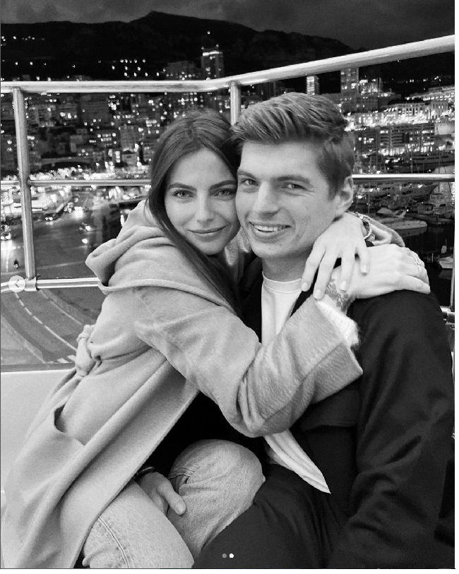 Melalui unggahan Instagram, Kelly PIquet merilis pernyataan. Model Brazil itu tidak secara spesifik menyebut pernyataannya terkait tuduhan Stifferman. Dia hanya mengatakan saat ini ada banyak rumor di media sosial yang menyudutkannya. Rumor tersebut bergulir selama beberapa waktu belakangan ini dan kini mulai mengusiknya. Foto: Instagram